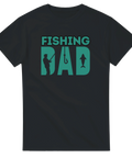T-shirt i svart med turkos texten "Fishing Dad" och siluetter av fiskare, krok och fisk.