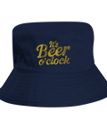 Mörkblå bucket hat med texten “It’s Beer O’clock” i retrostil