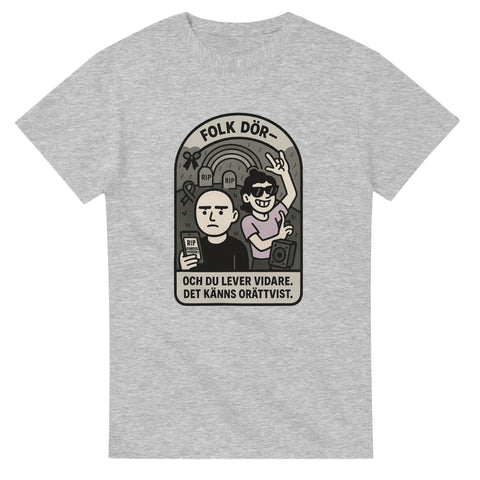Grå t-shirt med tecknad gravsten och två personer, en ledsen och en glad, med texten “Folk dör – och du lever vidare. Det känns orättvist.”