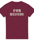 Vinröd t-shirt med texten "For Helvede" i vit stencilstil