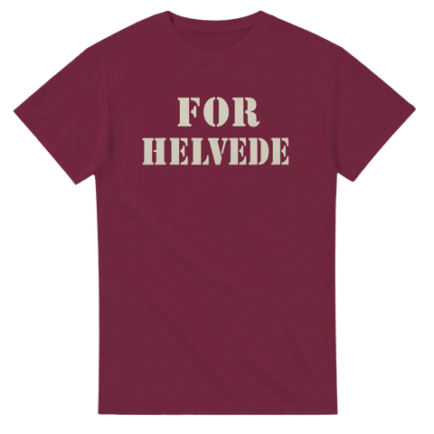 Vinröd t-shirt med texten "For Helvede" i vit stencilstil