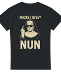 Svart t-shirt med tecknad nunna i solglasögon som visar långfingret, med texten “Fucks I Give? NUN”