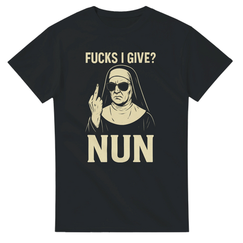 Svart t-shirt med tecknad nunna i solglasögon som visar långfingret, med texten “Fucks I Give? NUN”
