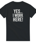 Rolig t-shirt med texten ”Yes… I Work Here!” i stor vit typografi – perfekt för serviceyrken och humorälskare.