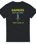 Svart t-shirt med texten “Gamers don’t get older – they level up” och pixel-svärd i neonfärger, perfekt för gaming och födelsedag.