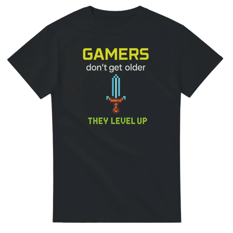 Svart t-shirt med texten “Gamers don’t get older – they level up” och pixel-svärd i neonfärger, perfekt för gaming och födelsedag.