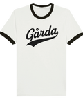 Ringer t-shirt med svart text "Gårda" i retrostil på vit bakgrund
