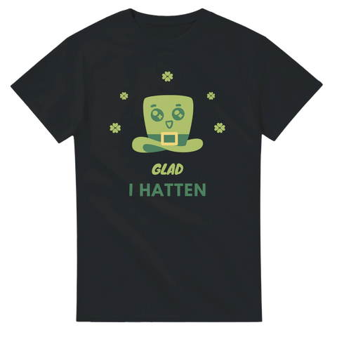 Svart t-shirt med grön leprechaun-hatt och texten “Glad i hatten”.
