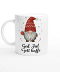 Vit mugg med tomte i röd mössa och texten “God Jul & gott kaffe” – julmugg för kaffeälskare