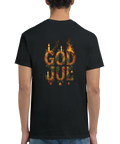 Man bakifrån i svart t-shirt med grafiskt ryggtryck av brinnande God Jul-text