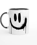 vit keramisk mugg med svart grafisk smiley