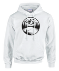 vit hoodie med svart tryck av berg och skog i cirkel och sportfiskare