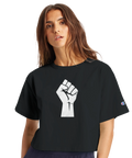 Cropped dam-tshirt från Champion med stilrent grafiskt fist-motiv
