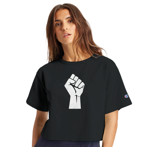 Cropped dam-tshirt från Champion med stilrent grafiskt fist-motiv