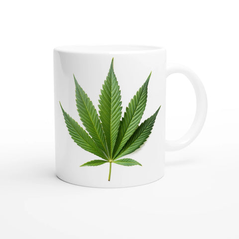 Vit mugg med tryck av ett grönt cannabisblad i minimalistisk design