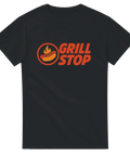 Svart t-shirt med röd-orange texten "Grill Stop" och en grillkorv med låga som logotyp, perfekt för raggare och grillälskare