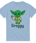 Rolig t-shirt med texten "Groggy" och tecknad figur som liknar Grogu som håller en drink