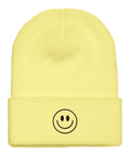 Gul mössa med mudd och broderad smiley på framsidan