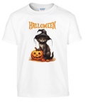 Vit t-shirt med svart katt i häxhatt bredvid en jack-o’-lantern och orange text “Halloween” – gulligt halloweenmotiv.