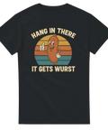 Svart t-shirt med retrofärgad bakgrund, tecknad glad korv med tummen upp och texten "Hang in there – it gets wurst"