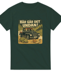 Mörkgrön t-shirt med EPA-traktor som kör om en sköldpadda och en snigel, texten "Här går det undan!"