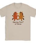 Beige t-shirt med två tecknade hästar och texten Having fun? Of horse