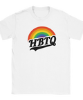 Vit t-shirt med färgglad regnbåge ovanför ordet HBTQ i retro basebollinspirerad logotypstil