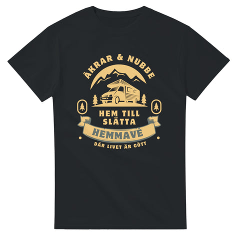 T-shirt med husbilsmotiv och texten “Hem till slätta – hemmavé”, om åkrar, nubbe och livet på vägen.