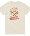 T-shirt med kockmössa, visp och träslev i retrostil och texten “Hemmets Mästerkock” – perfekt för matälskare och hemmakockar.