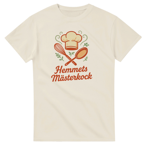 T-shirt med kockmössa, visp och träslev i retrostil och texten “Hemmets Mästerkock” – perfekt för matälskare och hemmakockar.