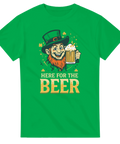 Humoristisk illustration av en glad leprechaun med ölsejdel – grön t-shirt