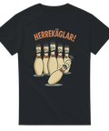 Svart t-shirt med ordvitsen Herrekäglar och en tecknad illustration av bowlingkäglor med mustascher – humor och retrostil