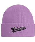 Lila mössa med svart broderad text Hisingen