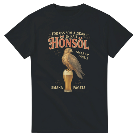 Svart t-shirt med fågel som står på en öl och texten ”Hönsöl – smaka fågel!”. Parodi på Falcon