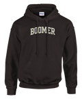 Hoodie med texten Boomer i college-tryck.