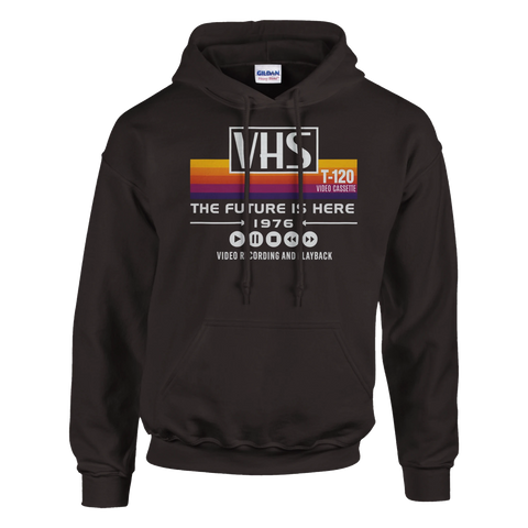 Hoodie med retro VHS-tryck och texten The Future Is Here 1976
