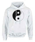 Vit unisex hoodie med stor svartvit yin–yang-symbol på bröstet – minimalistisk design för balans och harmoni.