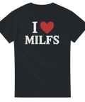Svart t-shirt med texten I ❤️ MILFS i vit och röd retrostil