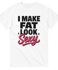 Vit t-shirt med stor text "I Make Fat Look Sexy", perfekt för body positivity och humor med självdistans