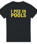 Svart t-shirt med gul texten I Pee in Pools – humoristisk design