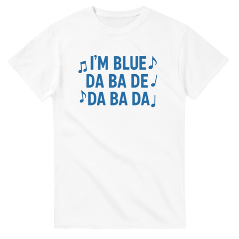 Vit t-shirt med blå text I’m Blue da ba de da ba daj