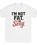 Vit t-shirt med humoristisk text "I’m Not Fat I’m Sexy" i svart och rött, perfekt för dig med självdistans och humor