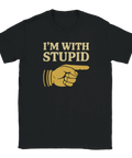 Svart t-shirt med gul text "I’m With Stupid" och en pekande hand i retrostil