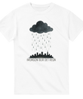 Vit t-shirt med svart moln som regnar över stadssilhuett och texten “Imorgon blir det regn” – minimalistisk urban design.