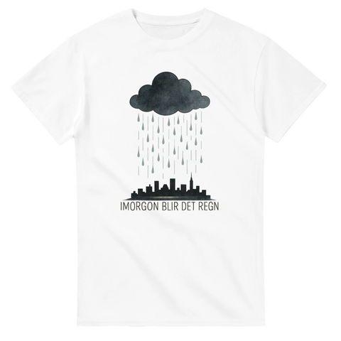 Vit t-shirt med svart moln som regnar över stadssilhuett och texten “Imorgon blir det regn” – minimalistisk urban design.
