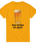 Gul t-shirt med stilrent ölglas och texten ”Inte farligt att njuta”.