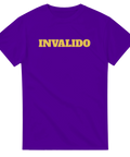 Lila t-shirt med gult texttryck föreställande citatet Invalido