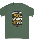 Grön t-shirt med texten "It Took Me 50 Years to Look This Good", humoristisk födelsedagströja för 50-åring med tumme upp och stilren layout