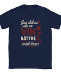 Marinblå t-shirt med texten "Jag åldras som ett vin – bättre med åren" och illustration av vinflaska och glas

