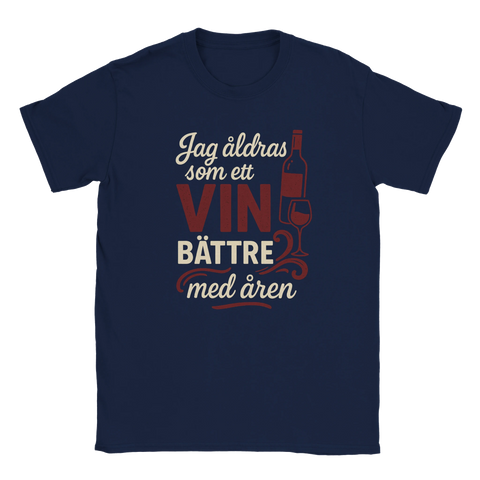 Marinblå t-shirt med texten "Jag åldras som ett vin – bättre med åren" och illustration av vinflaska och glas

